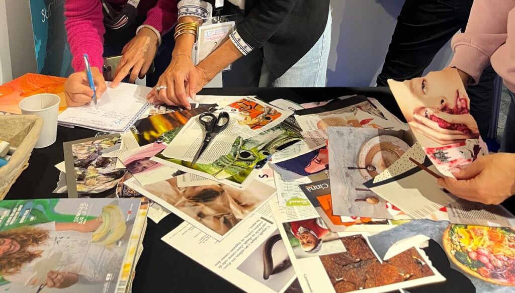 Participantes à un atelier de collage collectif sur le stand INFIPP lors des Rencontres Soignantes en Psychiatrie 2026.