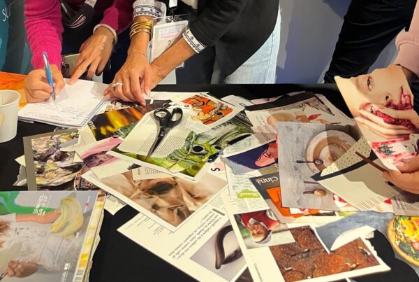 Participantes à un atelier de collage collectif sur le stand INFIPP lors des Rencontres Soignantes en Psychiatrie 2026.